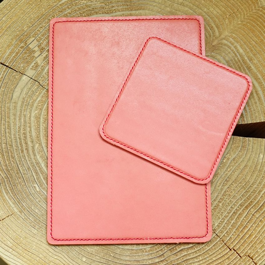 革のコースターとマウスパッド